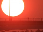 「片手で太陽を持ち上げる男」現る－志摩・賢島大橋からの夕日見頃に