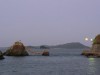 満月が志摩半島の山々の陰から現れると月光で美しく照らされる新しめ縄をまとった夫婦岩