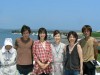イケメン海女の2人とみえの観光大使の磯野貴理さんらと記念撮影。