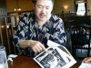 近日中に出版予定だという、中村文昭さん主人公のコミックを紹介する本人。