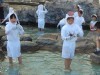 純白の磯着姿のかわいいちびっこ海女さん。伊勢エビのつかみ取り。