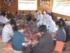 いろりを囲み新鮮な志摩の海産物を食べる海女たち。海女小屋体験施設にて