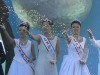 英虞湾に真珠をまくミス伊勢志摩（2007年アコヤ真円真珠発明100周年時）