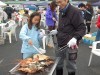 和具漁港で獲れた伊勢エビや魚介類でバーベキューを楽しむ親子
