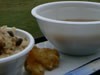 背景に安乗灯台。天然のトラフグ料理（ふぐ汁、ふぐ飯、ふぐのから揚げ）。