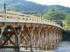 橋脚には水に強いケヤキ材、渡り板など橋脚以外はヒノキ材を使用する木造純和橋の宇治橋