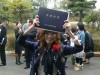 京都の大学に進学が決定している奈良の川松由希さんは卒業証書を誇らしげに見せる。