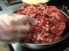 「ジャックB」のハンバーグ。直径8ミリの極太粗びき牛肉加工前