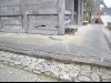 丹生山神宮寺の290年前に立てられた仁王門の脇にハートの石