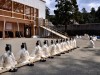 新御敷地に整列する神官ら、伊勢神宮式年遷宮「上棟祭」