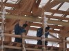 正殿屋上の小工が小槌で棟木を叩く、伊勢神宮式年遷宮「上棟祭」