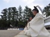 伊勢神宮外宮の新御敷地に整列する神官ら