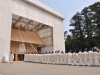伊勢神宮外宮の新御敷地に整列する神官ら