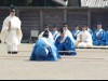 伊勢神宮外宮「上棟祭」、瑞垣御門までの距離を測量する小工