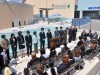 ペンギンが泳ぐ水槽の前で入学式「代々木高校」