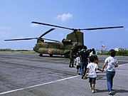 石垣空港で自衛隊ヘリの体験搭乗－親子など40人参加