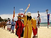 砂浜での豊年祭、爬竜船競漕や弥勒を奉納－黒島の豊年祭