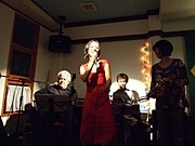 歌手・松田美緒さん、石垣で居酒屋ライブ－新譜発売を記念して