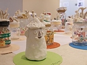 障がい者支援団体がアート展－造形活動の作品を展示