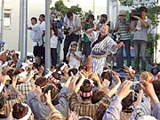 女性だけの神事「アヒャーマ綱」に熱狂－四カ字豊年祭