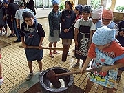 石垣小学校で「新春もちつき」－校内の水田で収穫したもち米使う