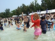 石垣・底地ビーチで海開き－日本一早い八重山の「夏」をアピール