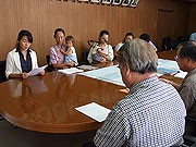 子育て中の母親ら、児童館開設を石垣市に陳情－署名1,539人分も