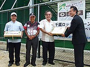 石垣島のオクラを食べてネバリ強く戦って－千葉ロッテにオクラ贈呈