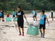 ジェフ、ロッテ、流経大の選手が石垣島の海岸でビーチクリーン
