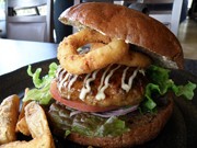石垣牛を使ったご当地バーガー「石垣バーガー」好評