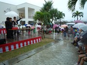 石垣のショッピングタウンで新春抽選会－雨天の中、買い物客集う