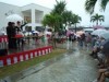 石垣のショッピングタウンで新春抽選会－雨天の中、買い物客集う