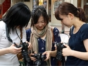 自由が丘の街中で撮影指導－オリンパスが女性向け写真講座