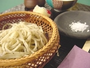 都立大学のカフェが「そばカフェ」に－本格そば職人が作る創作レシピ提供