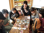 学芸大と自由が丘の写真店が交流会－参加者の「写ルンです」作品を発表