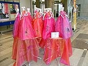 友禅染めのミニチュアドレスで地場産業がコラボ－県内ドレス店が県立音楽堂に展示