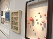 伝統工芸品から包装紙まで－金沢の額縁店で「額装アート」展