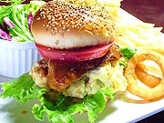 金箔をあしらった「金澤バーガー」－メーンは地場ものブリの照り焼き