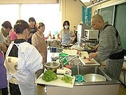 割烹が伝授する「エコクッキング」－金沢・近江町市場で料理教室