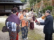 「着物姿」で特別公開の庭園巡り－金沢くらしの博物館が企画