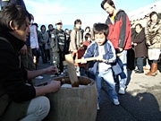 白山の農業株式会社、自家製の米で「餅まつり」－家族連れでにぎわう