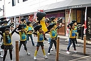 近江町市場で「石川サンバ」－人気キャラに扮したちびっこダンサー踊る