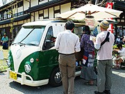 移動販売車「旅カフェ」、金沢市内で人気に－オーナーはほしのあきさん
