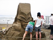 石川・千里浜海岸に巨大砂像群－地元学生らの個性的な作品も並ぶ