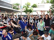 早朝の金沢に「ニッポン」コール－近江町いちば館でW杯観戦イベント