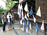 寺掃除をアートに－美大生グループ「WAート」が草むしりで草木染