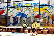 病院の窓をステンドグラス風に－地元美大生らがアートで貢献