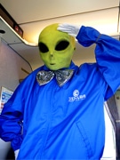 宇宙人サンダー君、金沢の映画館でチケット切り－「宇宙人割引」も