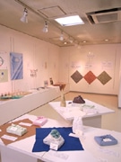 風呂敷大手社内でエコをテーマに「O-FUROSHIKI展」