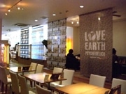 京都に期間限定のデリコカフェ復活－「LOVE＆EARTH」な店内に
